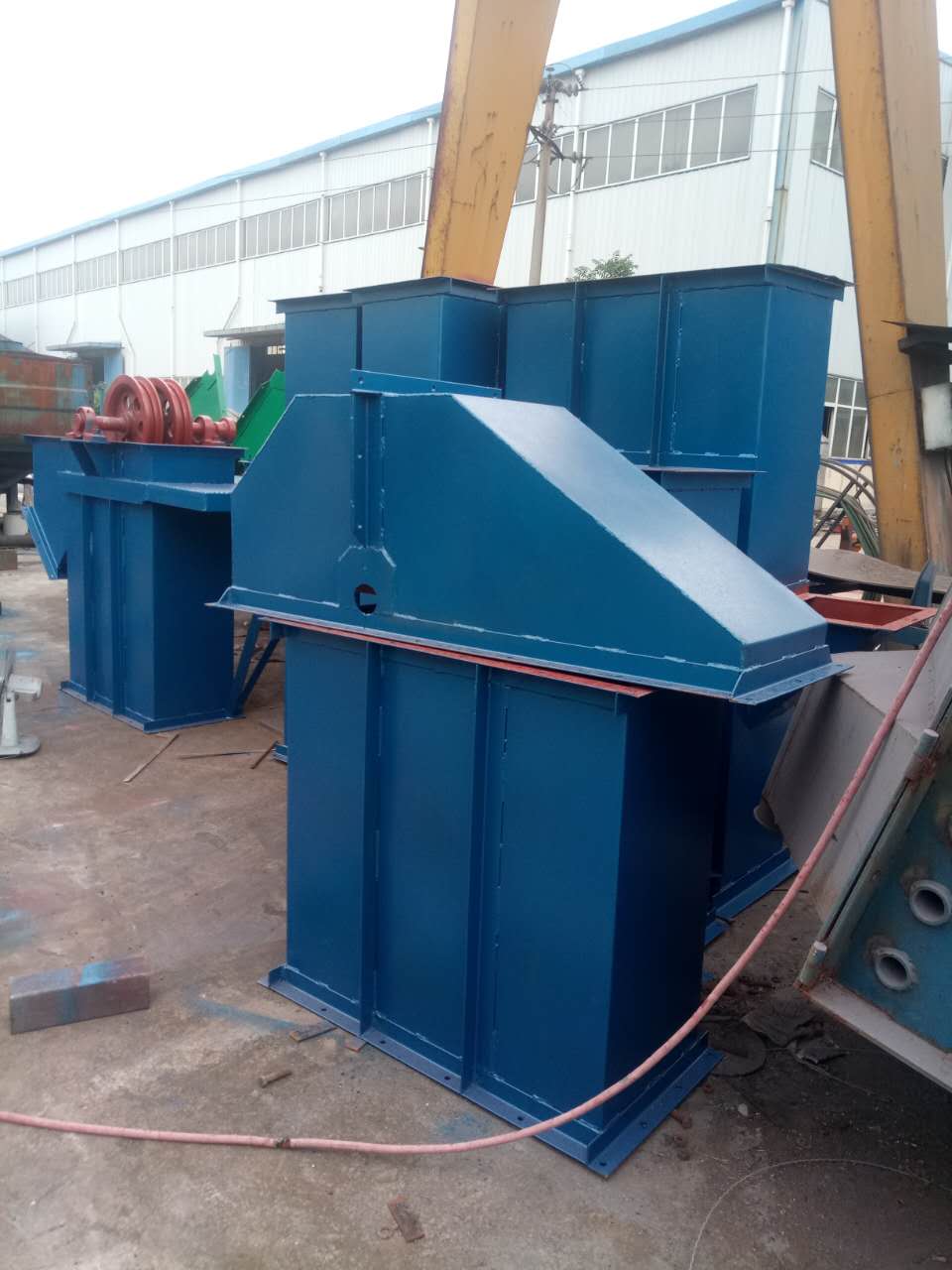 鬥式提升機的外殼起到什麼作用!(鬥式提升機外文文獻)