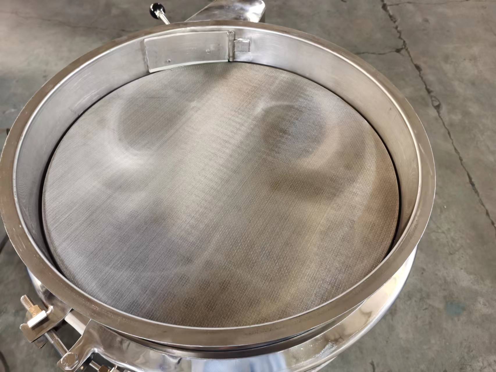 礦用振動篩與橢圓振動篩相比優點在哪裏(礦山機械振動篩)