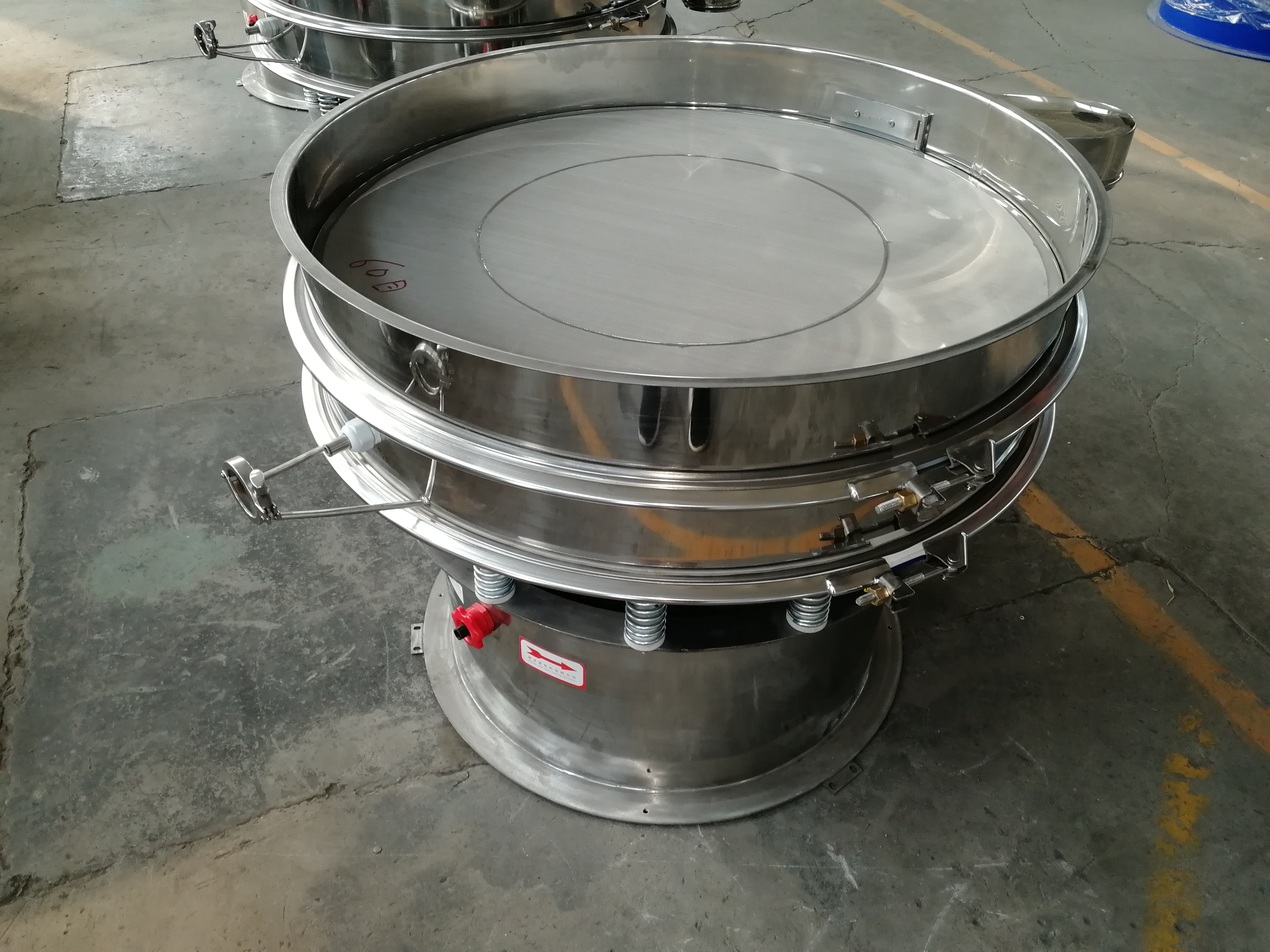 單層圓振動篩的工作原理有哪些特點？